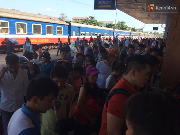 Tàu thả khách ở ga Biên Hòa, hàng nghìn người chen lấn bắt xe về Sài Gòn - Ảnh 2.