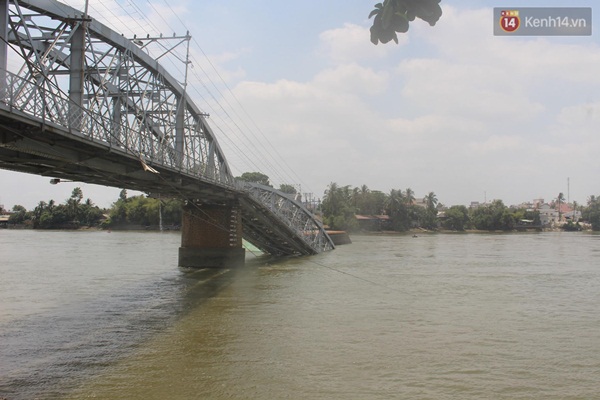 Sập cầu Ghềnh ở Đồng Nai, tuyến đường sắt Bắc - Nam tê liệt - Ảnh 8.