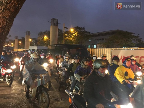 Tắc nghẽn trên nhiều tuyến phố Hà Nội ngày mưa rét - Ảnh 8.