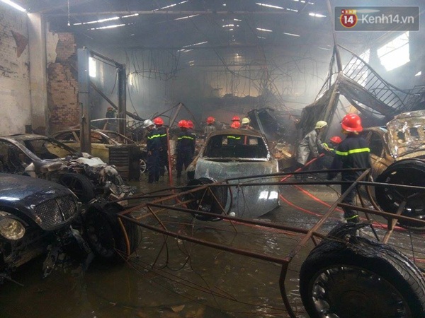 Cận cảnh hàng chục siêu xe bị cháy trơ khung trong vụ hoả hoạn ở Sài Gòn - Ảnh 2.