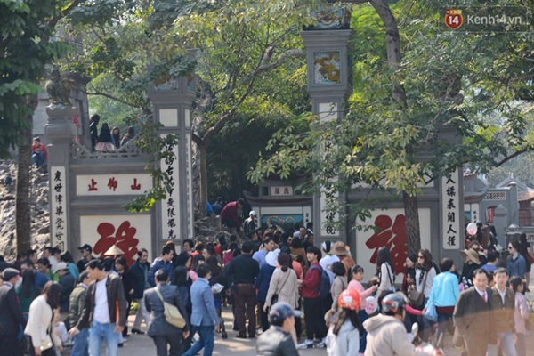 C&aacute;c ngả đường xung quanh Hồ Gươm đ&ocirc;ng k&iacute;n v&igrave; người d&acirc;n l&ecirc;n phố du xu&acirc;n - Ảnh 10.