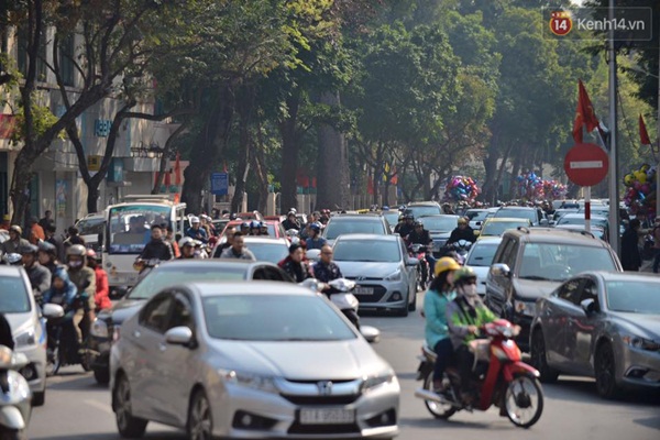 C&aacute;c ngả đường xung quanh Hồ Gươm đ&ocirc;ng k&iacute;n v&igrave; người d&acirc;n l&ecirc;n phố du xu&acirc;n - Ảnh 3.