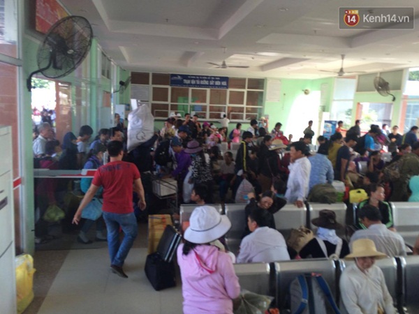 Tàu thả khách ở ga Biên Hòa, hàng nghìn người chen lấn bắt xe về Sài Gòn - Ảnh 7.