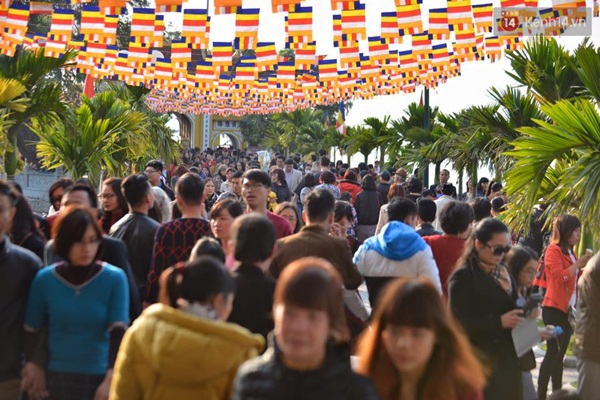 C&aacute;c ngả đường xung quanh Hồ Gươm đ&ocirc;ng k&iacute;n v&igrave; người d&acirc;n l&ecirc;n phố du xu&acirc;n - Ảnh 14.