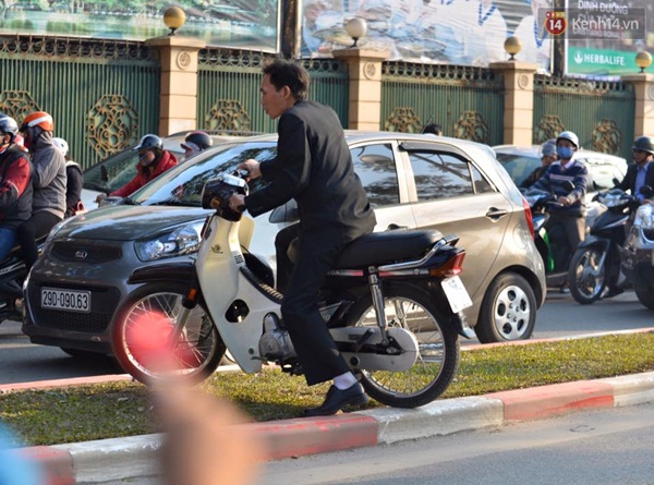 Các ngả đường xung quanh Hồ Gươm đông kín vì người dân lên phố du xuân - Ảnh 6.