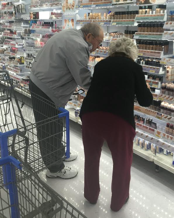 Người đàn ông già cùng vợ đi mua đồ trang điểm và câu chuyện tình yêu lay động cư dân mạng - Ảnh 2.