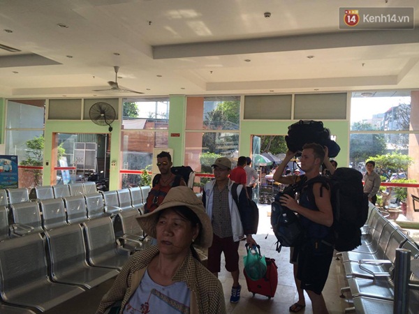 Tàu thả khách ở ga Biên Hòa, hàng nghìn người chen lấn bắt xe về Sài Gòn - Ảnh 8.