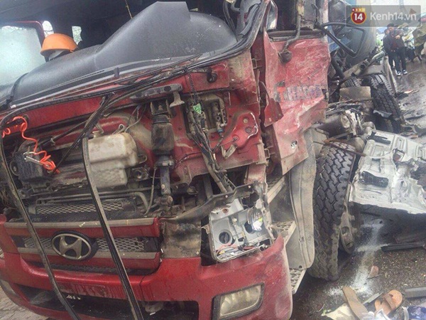 Hà Nội: Xe tải mất lái đâm nát xe chở xi măng, 1 người bị thương - Ảnh 2.