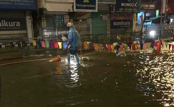 H&agrave; Nội: Nửa đ&ecirc;m, nước sạch chảy th&agrave;nh s&ocirc;ng tr&ecirc;n đường Nguyễn Lương Bằng - Ảnh 2.