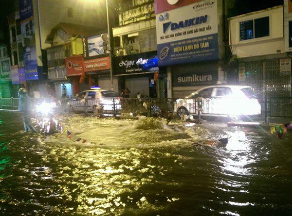 H&agrave; Nội: Nửa đ&ecirc;m, nước sạch chảy th&agrave;nh s&ocirc;ng tr&ecirc;n đường Nguyễn Lương Bằng - Ảnh 1.