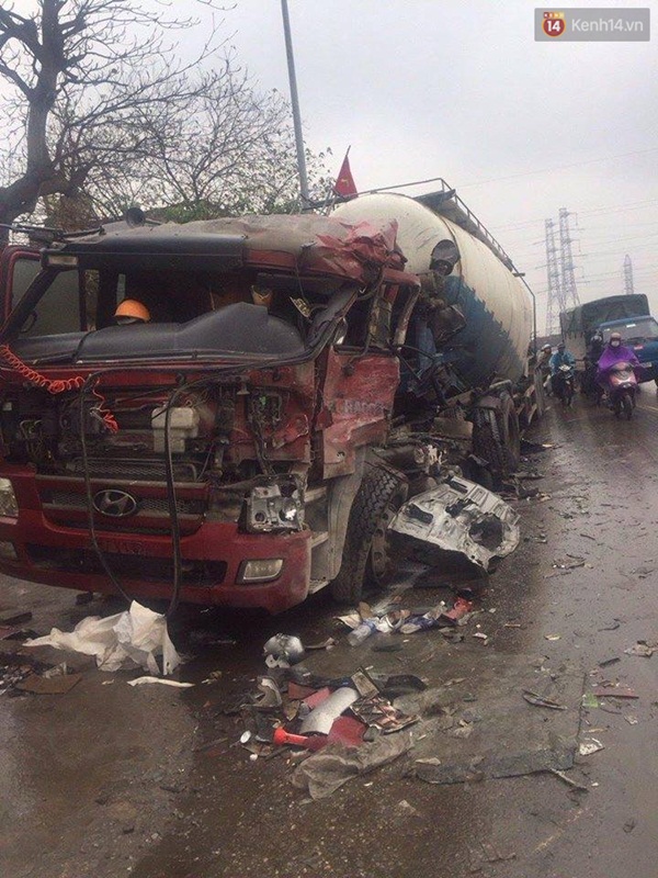 Hà Nội: Xe tải mất lái đâm nát xe chở xi măng, 1 người bị thương - Ảnh 3.