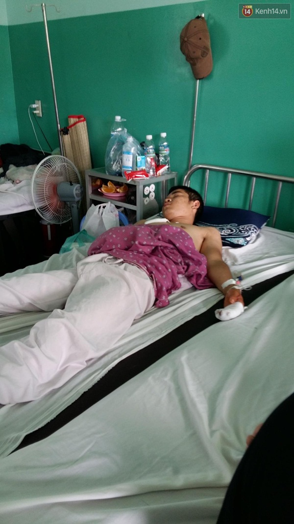 Thanh ni&ecirc;n 17 tuổi bị ch&eacute;m rớt b&agrave;n tay do m&acirc;u thuẫn t&igrave;nh cảm - Ảnh 2.