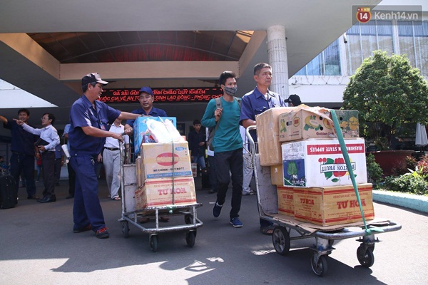 Vụ sập cầu Ghềnh: 300 hành khách ở ga Sài Gòn vật vờ chờ xe trung chuyển đến Biên Hòa - Ảnh 4.