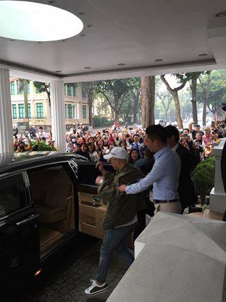 Clip: Seung Ri bước ra khỏi khách sạn, vẫy chào người hâm mộ - Ảnh 2.
