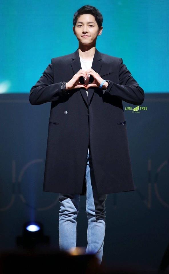 Clip: Lee Kwang Soo tặng hoa Song Joong Ki khiến hơn 4.000 fan hò hét điên đảo - Ảnh 21.