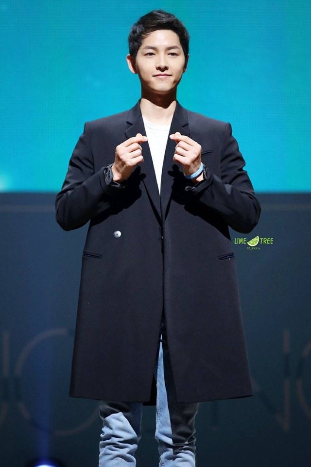 Clip: Lee Kwang Soo tặng hoa Song Joong Ki khiến hơn 4.000 fan hò hét điên đảo - Ảnh 22.