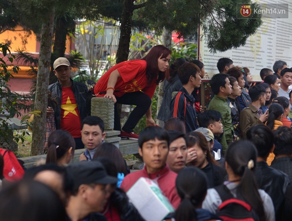 Dựng rào chắn để giảm tải ùn tắc ngày khai hội chùa Hương - Ảnh 13.