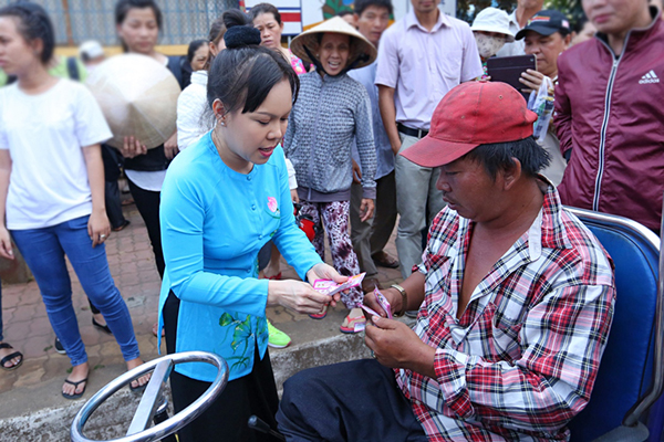 Việt Hương cười hết cỡ trong vòng vây yêu mến của người dân - Ảnh 11.