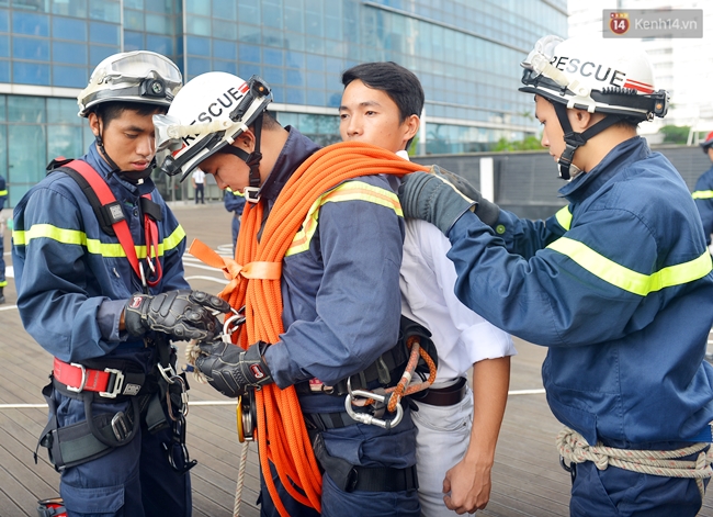 Xem cảnh sát chữa cháy, cứu nạn tại tòa nhà cao nhất Việt Nam - Ảnh 13.