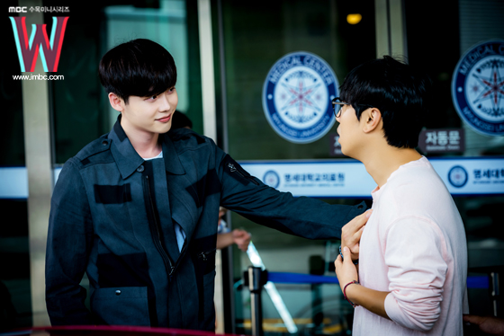 Không phải Kang Chul, đây mới là nhân vật đáng thương nhất “W – Two Worlds”! - Ảnh 13.