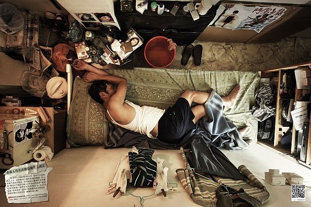 Cảnh tượng u tối, ngột ngạt trong khu nhà nghèo ở Hong Kong - Ảnh 2.