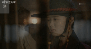 Moonlight: “Chô-ha” Park Bo Gum bị cận thần bất ngờ kề dao vào cổ - Ảnh 16.