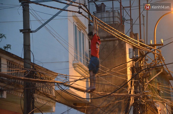 Hà Nội: Nam thanh niên cố thủ trên dây điện, gọi điện cho người thân - Ảnh 1.