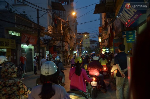 Hà Nội: Nam thanh niên cố thủ trên dây điện, gọi điện cho người thân - Ảnh 2.