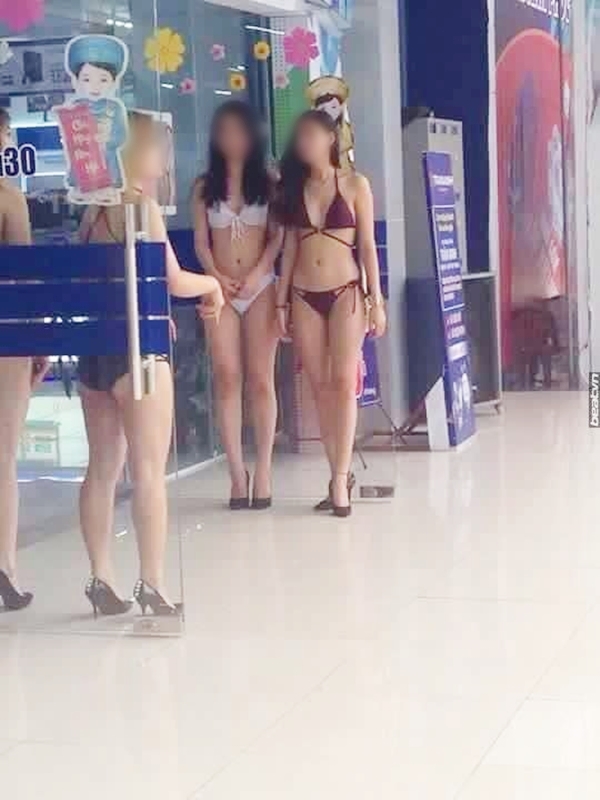 Các cô gái trẻ mặc bikini đứng tiếp thị sản phẩm tại siêu thị điện máy nổi tiếng ở Hà Nội - Ảnh 4.