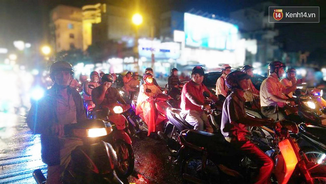 Sau bao ng&agrave;y chờ đợi, S&agrave;i G&ograve;n đ&atilde; đ&oacute;n cơn mưa đầu ti&ecirc;n giải nhiệt m&ugrave;a n&oacute;ng - Ảnh 1.