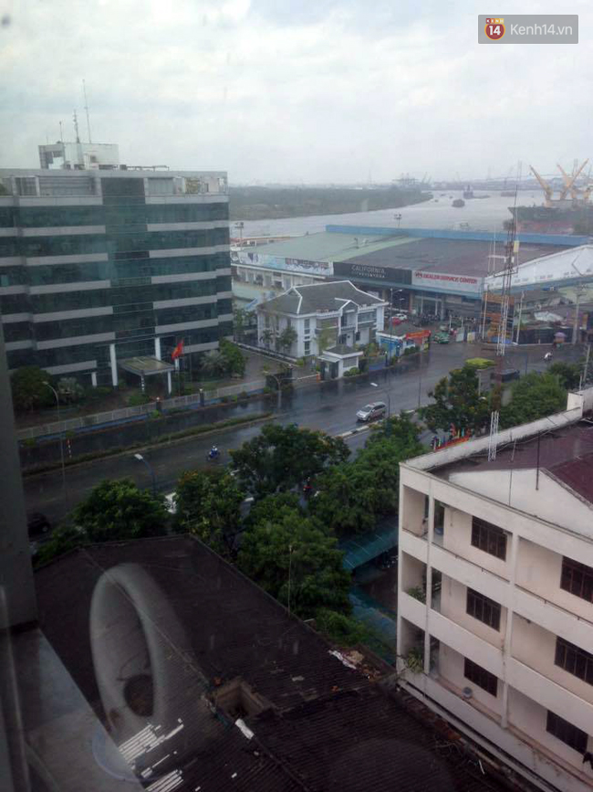 Sài Gòn được giải nhiệt 30 phút khi xuất hiện mưa vàng giữa trưa nắng nóng - Ảnh 3.