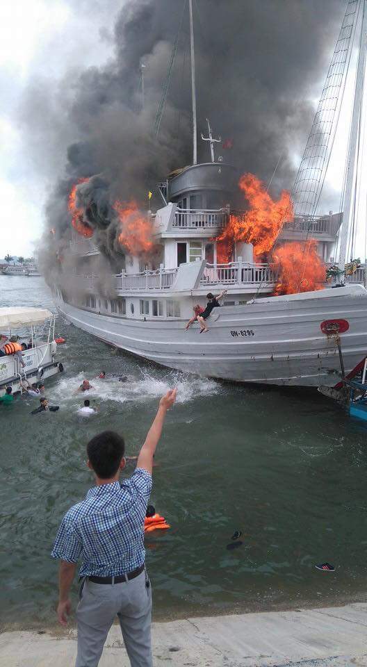 Tàu du lịch bốc cháy dữ dội ở Tuần Châu, nhiều người nhảy xuống biển - Ảnh 3.