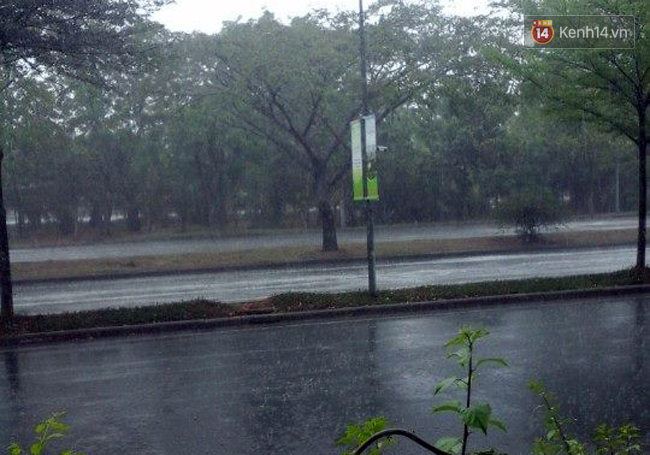 S&agrave;i G&ograve;n được giải nhiệt 30 ph&uacute;t khi xuất hiện mưa v&agrave;ng giữa trưa nắng n&oacute;ng - Ảnh 1.