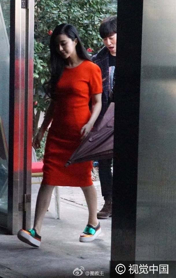 Diện v&aacute;y b&oacute; s&aacute;t lộ bụng to, Phạm Băng Băng lại bị nghi đang mang bầu - Ảnh 1.