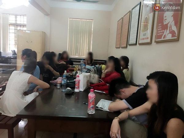 Hà Nội: Bắt nhiều quái xế chở hàng chục cô gái dịch vụ karaoke - Ảnh 1.