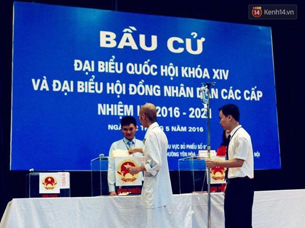 H&ograve;m phiếu di động gi&uacute;p bệnh nh&acirc;n bầu cử ngay tại giường bệnh - Ảnh 9.