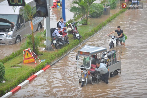 Chùm ảnh: Tắc đường kinh hoàng sau mưa, giao thông trên đường Phạm Hùng tê liệt - Ảnh 3.