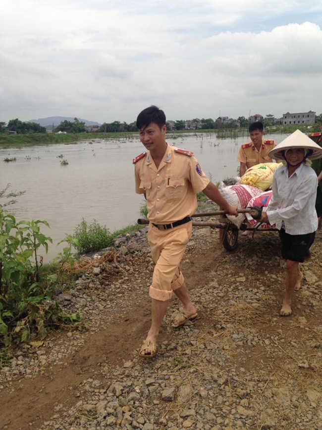 Hình ảnh đẹp: Khi những người chiến sĩ lội bùn, xuống đồng gặt lúa giúp dân - Ảnh 5.