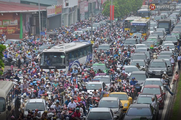 Chùm ảnh: Tắc đường kinh hoàng sau mưa, giao thông trên đường Phạm Hùng tê liệt - Ảnh 11.