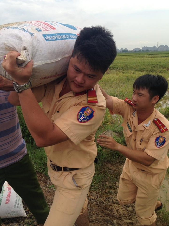 Hãy cùng chiêm ngưỡng những hình ảnh rất giản dị nhưng đầy cảm hứng về Chiến Sĩ CSGT đang giúp dân gặt lúa. Những hình ảnh này không chỉ thể hiện tính cách anh dũng của những chiến sĩ này mà còn là sự hi sinh để giúp đỡ những người dân.