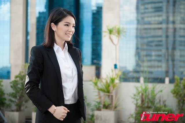 Nữ doanh nh&acirc;n đẹp h&uacute;t hồn đi v&agrave;o lịch sử b&oacute;ng đ&aacute; Th&aacute;i Lan - Ảnh 1.