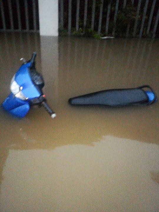 Clip: Cảnh ngập lụt kinh hoàng ở Hà Nội sau trận mưa lớn kéo dài - Ảnh 3.