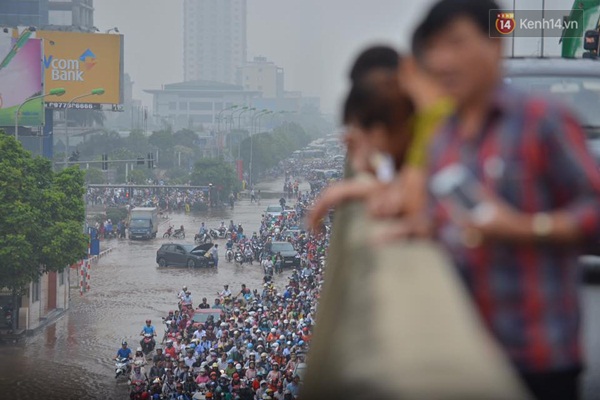 Chùm ảnh: Tắc đường kinh hoàng sau mưa, giao thông trên đường Phạm Hùng tê liệt - Ảnh 4.