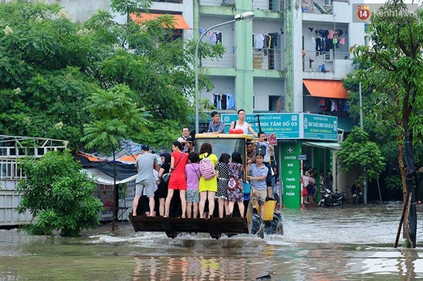 Hà Nội: Xe tải, máy xúc ứng cứu người dân qua những đoạn đường ngập nặng - Ảnh 3.