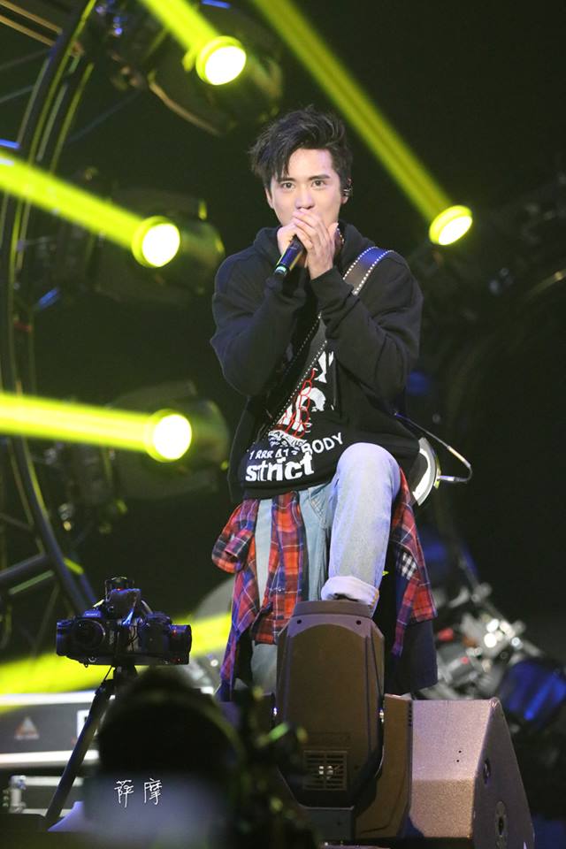 Hứa Ngụy Châu đẹp trai ngời ngợi, khiến fan mãn nhãn trong concert đầu tiên - Ảnh 10.
