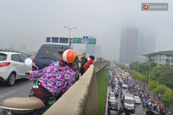 Chùm ảnh: Tắc đường kinh hoàng sau mưa, giao thông trên đường Phạm Hùng tê liệt - Ảnh 5.
