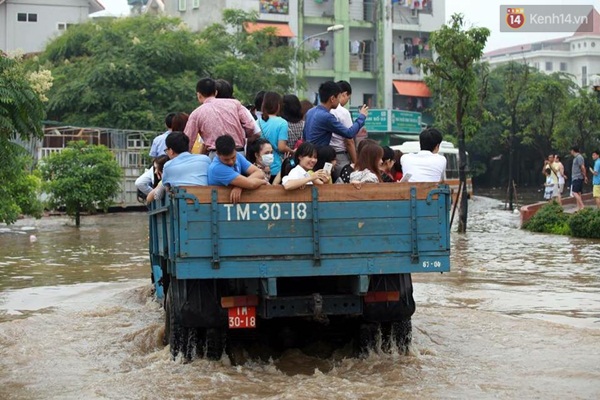 Hà Nội: Xe tải, máy xúc ứng cứu người dân qua những đoạn đường ngập nặng - Ảnh 4.