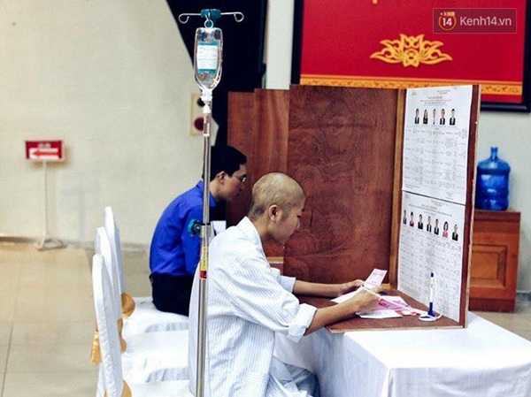 H&ograve;m phiếu di động gi&uacute;p bệnh nh&acirc;n bầu cử ngay tại giường bệnh - Ảnh 10.