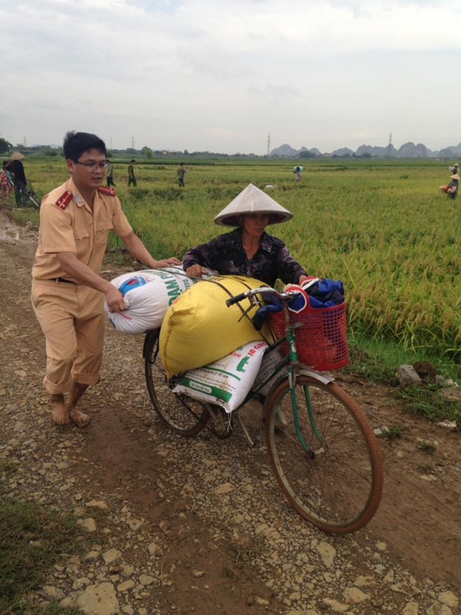 Hình ảnh đẹp: Khi những người chiến sĩ lội bùn, xuống đồng gặt lúa giúp dân - Ảnh 7.