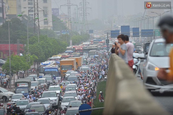 Chùm ảnh: Tắc đường kinh hoàng sau mưa, giao thông trên đường Phạm Hùng tê liệt - Ảnh 13.